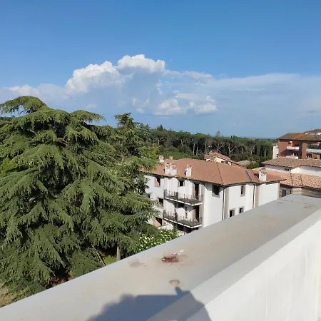 Francigena Con Posto Auto Riservato E Coperto Lägenhet