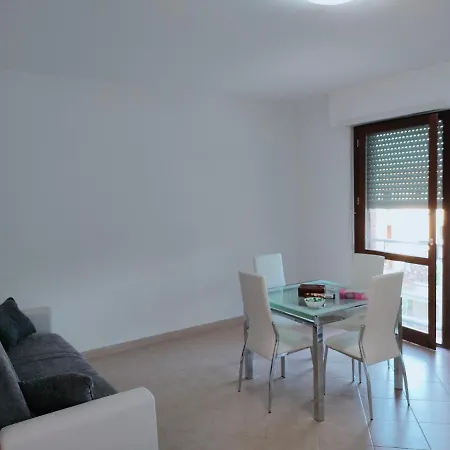 Francigena Con Posto Auto Riservato E Coperto Apartamento